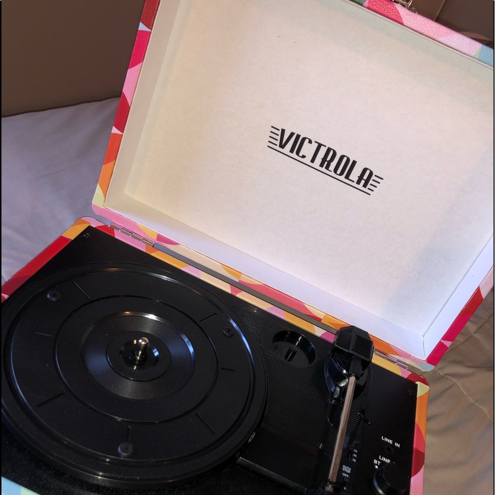 Victoria Suitcase Record Player 💛